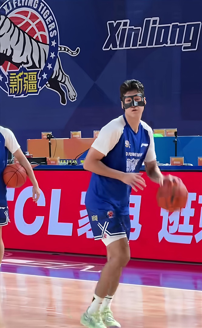 关于实力对决！比赛场上球员们全力拼搏争夺胜利的信息